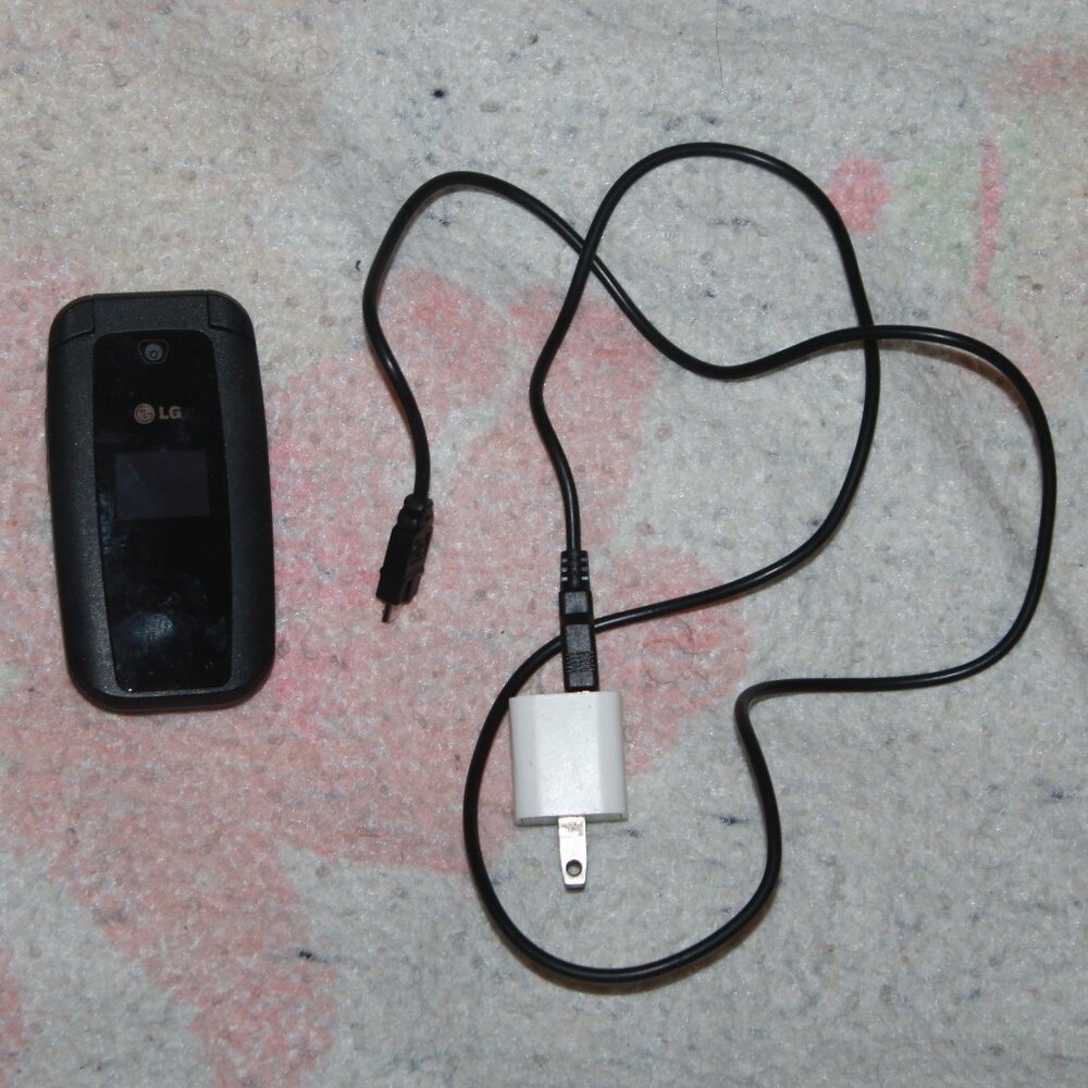 LG 440G TracFone Flip Phone Black